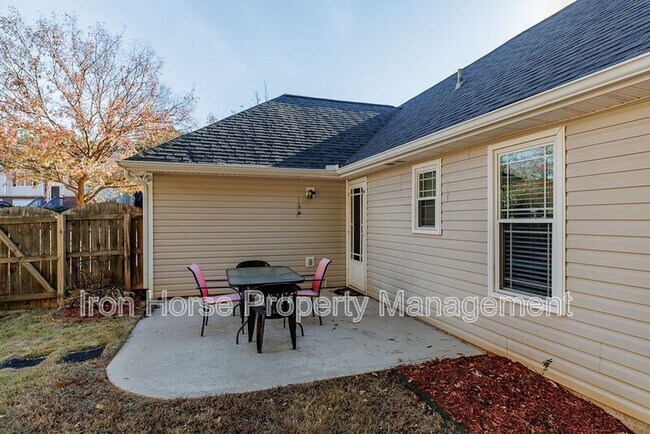 Building Photo - 160 Cedar Rock Trace