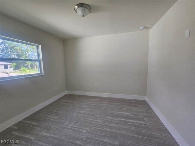 Building Photo - 874 Apartment St