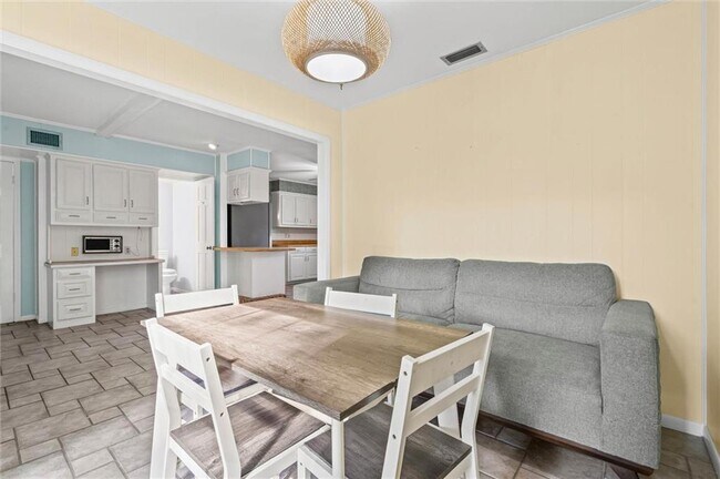 Building Photo - 745 Westmoreland Dr E