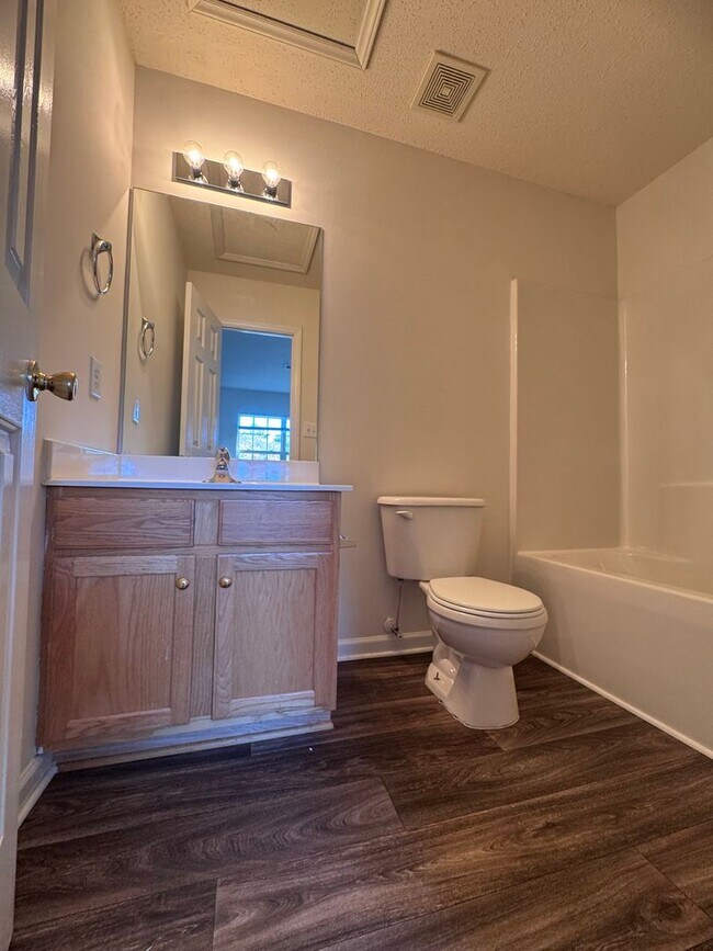 Building Photo - Wonderful 2BR 2.5BA Townhome with All Appl...