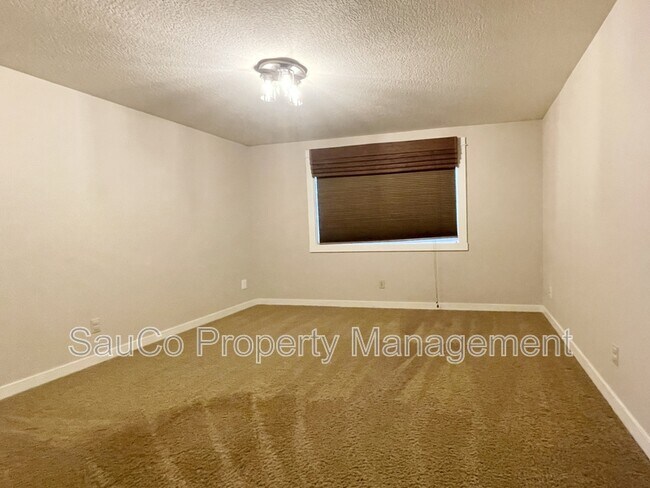 Building Photo - 5751 NE Lisbon Way