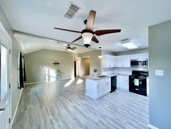Building Photo - 6935 Creek Village Dr