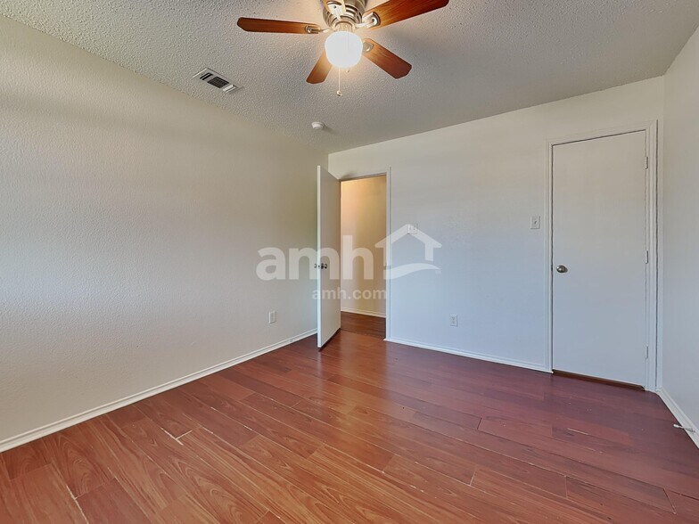 Building Photo - 818 La Sierra Ct