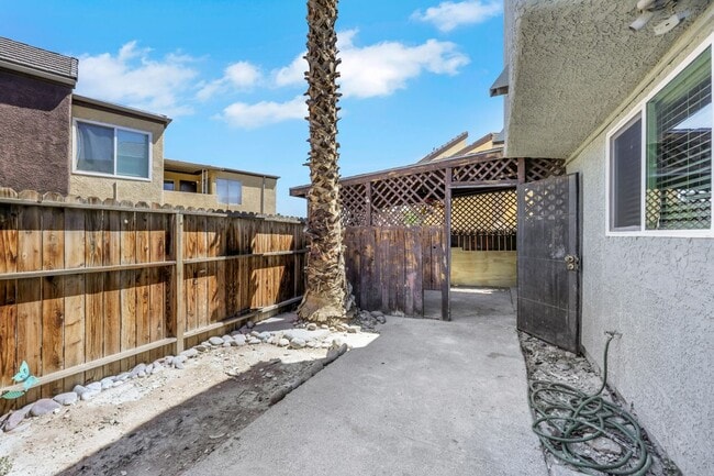 Building Photo - 1520 Hialeah Dr