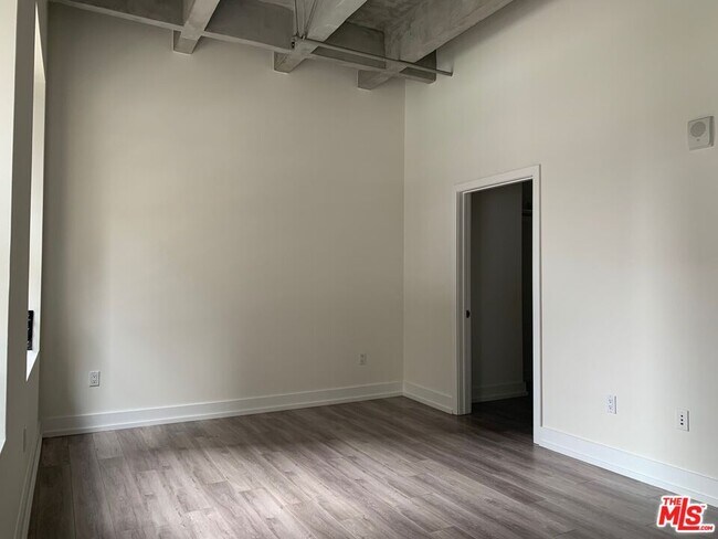 Building Photo - 727 W 7th St
