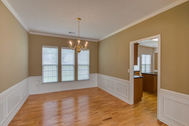Building Photo - 4Bed/2.5Bath in Brentwood, Lawn Care Included!
