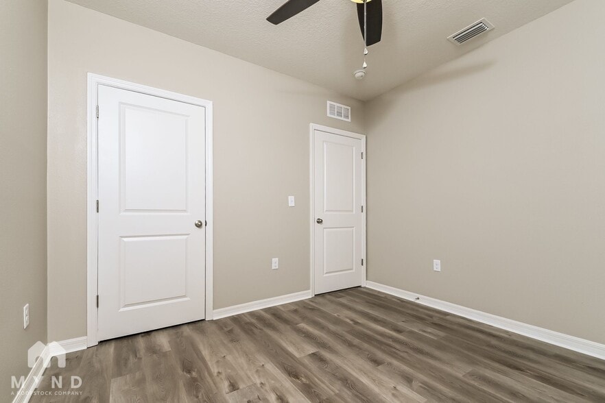 Building Photo - 11161 Leland Groves Dr