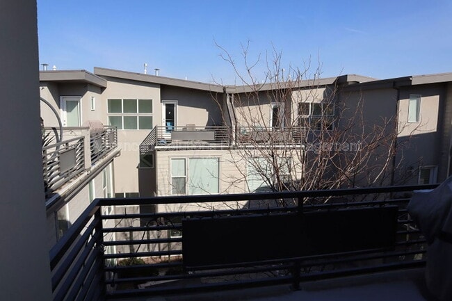 Building Photo - 1016 W Rooftop Dr