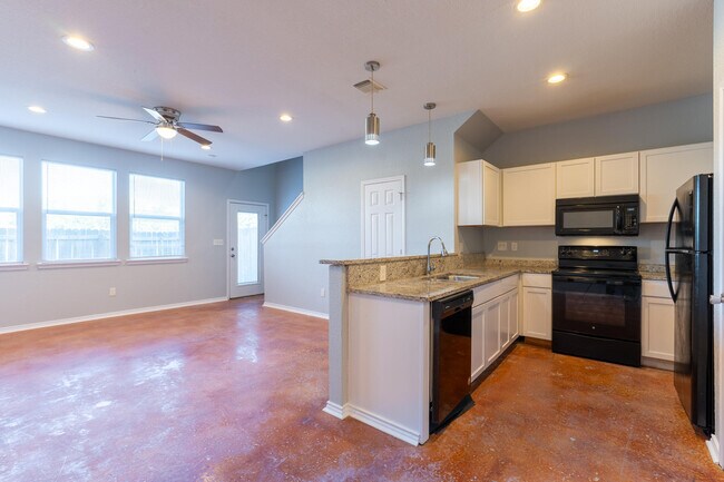 Building Photo - 6918 Crestway Dr