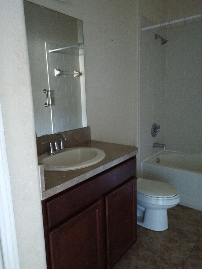 Building Photo - Spacious 3 bedroom, 2 bath corner unit.