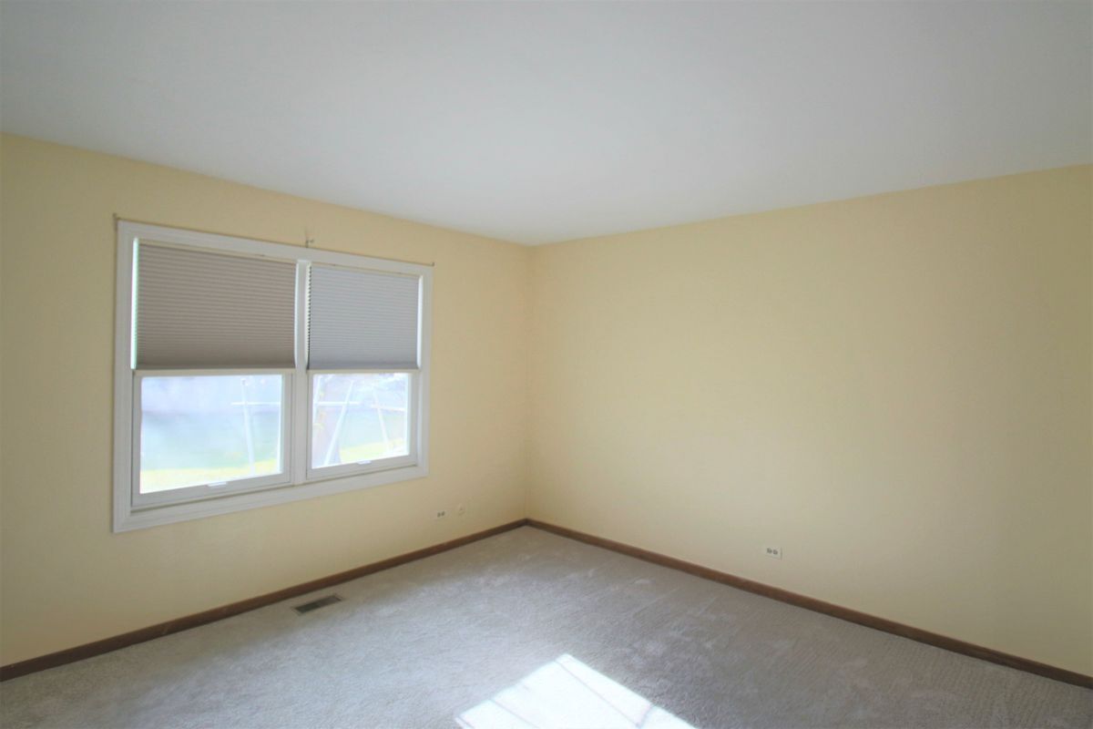 Building Photo - 2373 Crescent Ln S