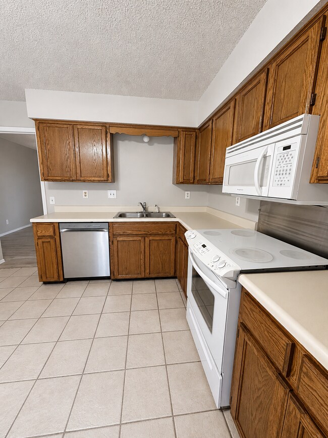 Building Photo - 943 N Homewood Ave