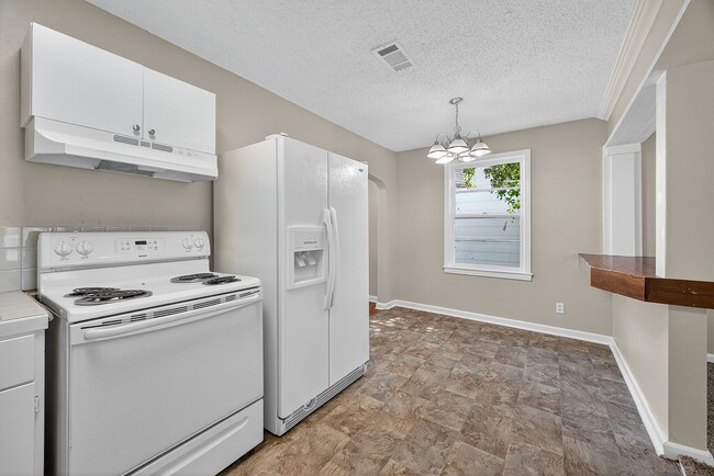 Building Photo - MOVE IN SPECIAL: HALF OFF first full month of rent!!!