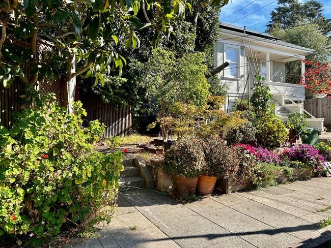 Building Photo - 2609 McGee Ave