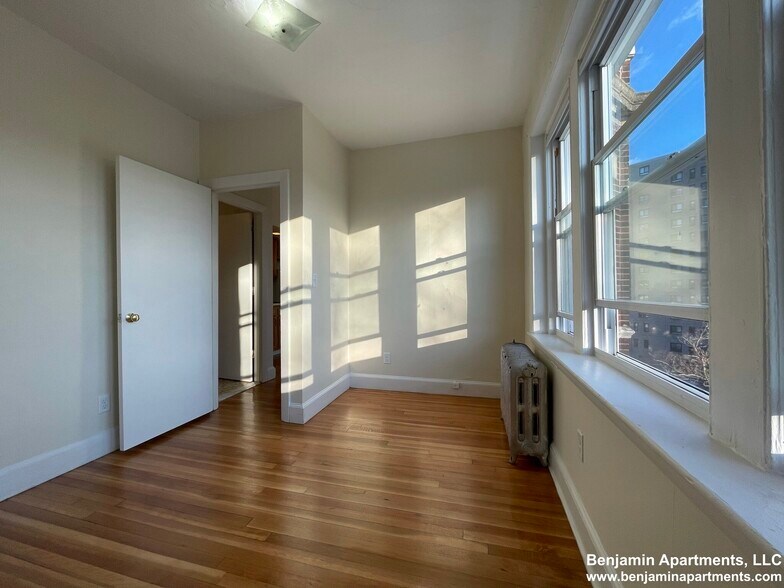 Building Photo - 33 Lancaster Terrace