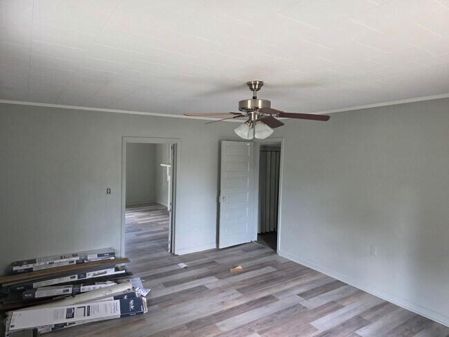 Building Photo - 2 bed/1 bath House Under Renovations