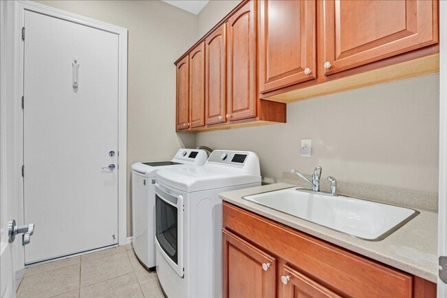 Building Photo - Rental Home with Large Pool