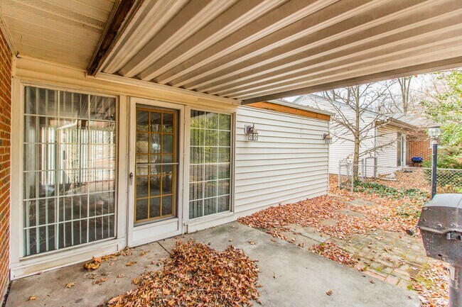 Building Photo - Lovely Large 3 Bedroom 1 1/2  Bath Ranch Style Home