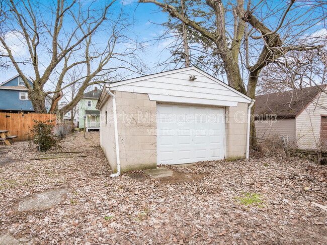 Building Photo - 730 Siebert St