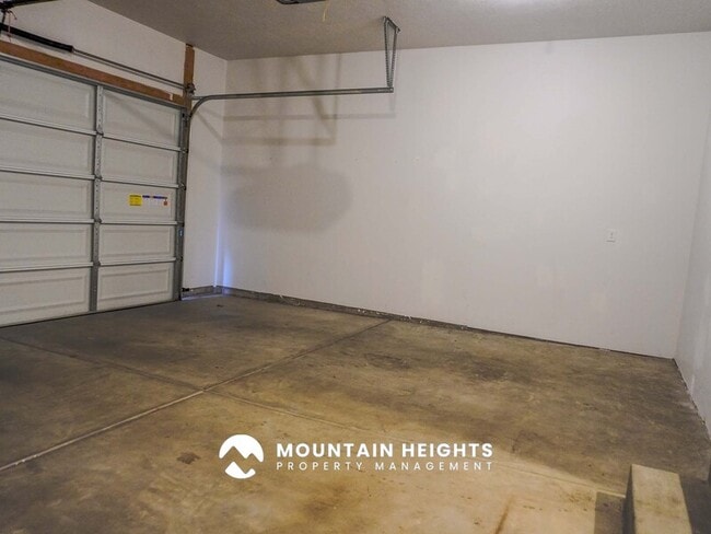 Building Photo - 824 Newfield Dr