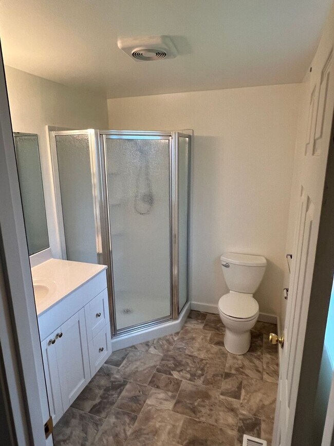 Building Photo - 3 Bedroom, 2 Bathroom in N. Coburg Rd Area