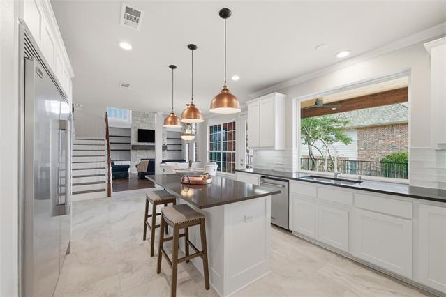 Building Photo - 715 Lakeway Dr