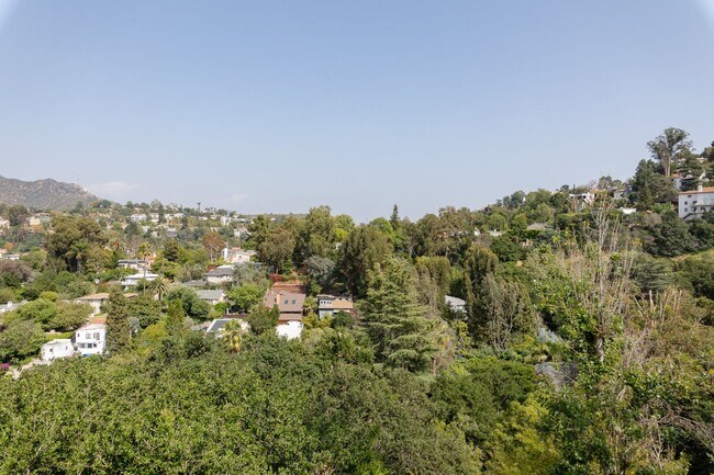 Building Photo - Beautiful Hollywood Hills Home For Lease!