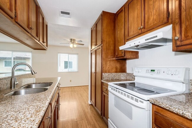 Building Photo - Santee Townhome Two Weeks FREE  2/1 Prime Location