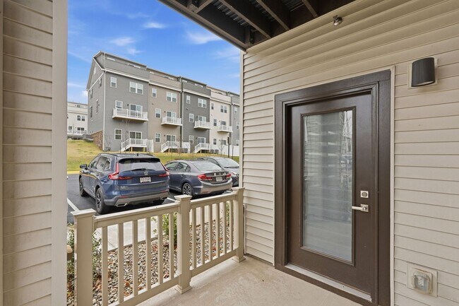 Building Photo - Move right into this immaculate, nearly new 2-bedroom, 2-bath condo offering modern finishes and ...