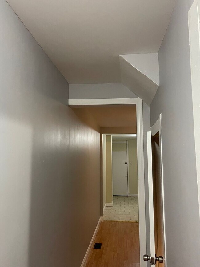 Building Photo - Three Bedroom One Bathroom Ready For ASAP Move In