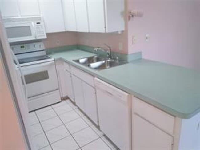 Building Photo - 55+ Community, Affordable, Lovely 2 bedroo...