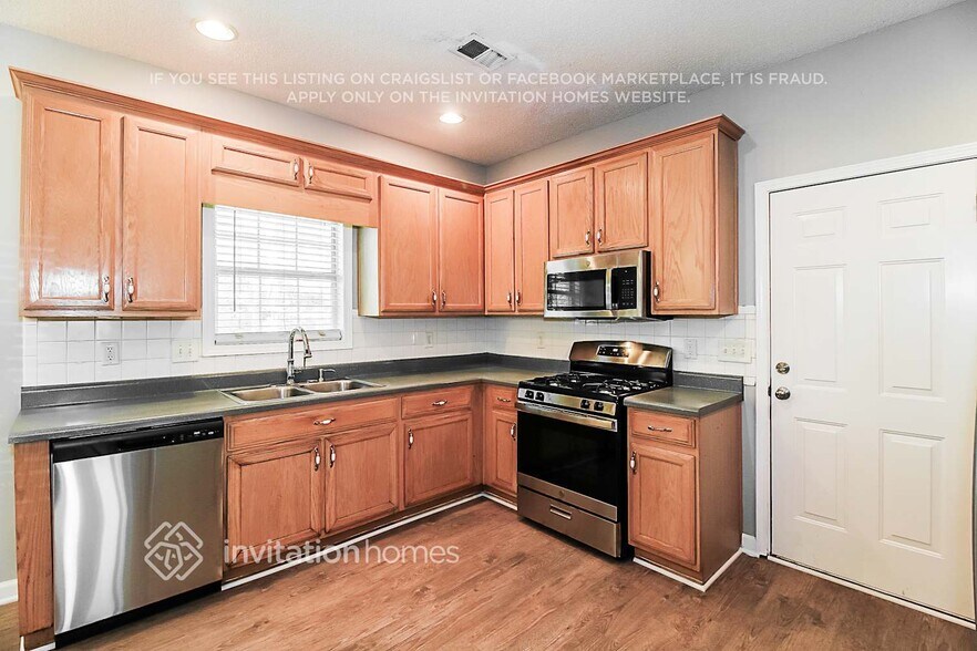 Building Photo - 225 Hunters Chase