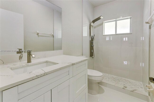 Building Photo - 709 SE 14th Pl
