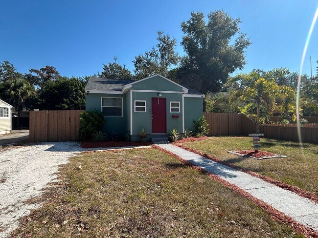 Building Photo - Beautifully Updated Furnished 2 Bed 1 Bath with Fenced Yard!