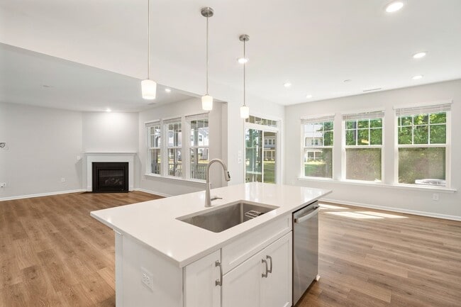 Building Photo - Stunning and spacious end-unit townhome in North Raleigh!