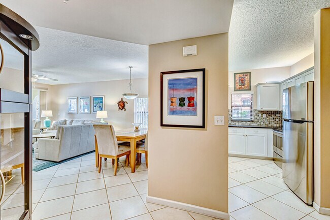 Building Photo - 200 Uno Lago Dr