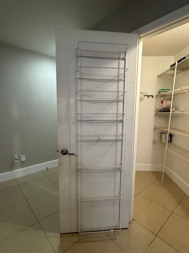 Building Photo - Experience comfort & leisure in this charming condo nestled within Orlando's best-kept secret, Ve...