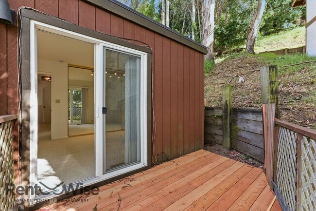 Building Photo - 6845 Thornhill Dr
