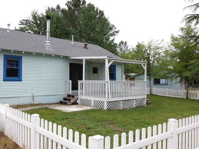Building Photo - Country Charm Just Minutes From Town!