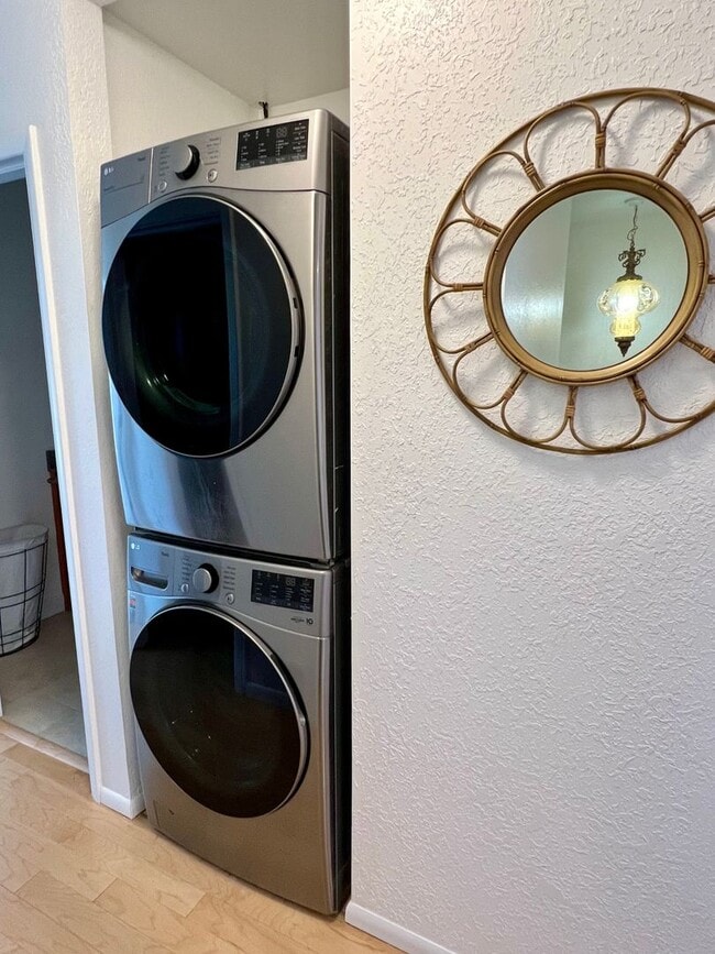 Building Photo - Available in July! Pet Friendly Fully Furn...