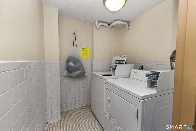 Building Photo - 65 Glenbrook Rd