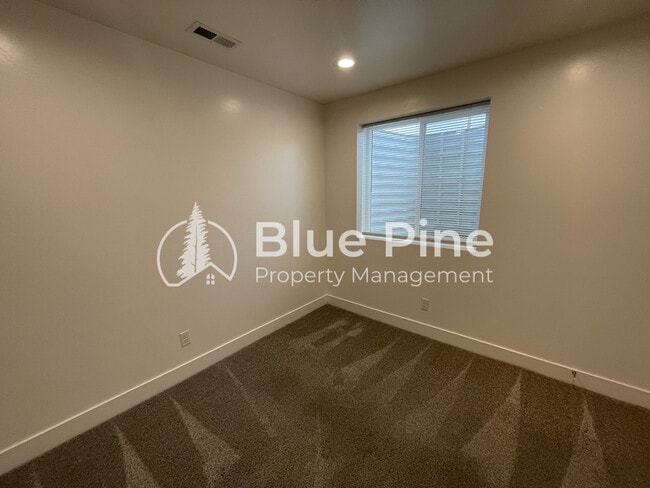 Building Photo - 5844 Wildrose Ave