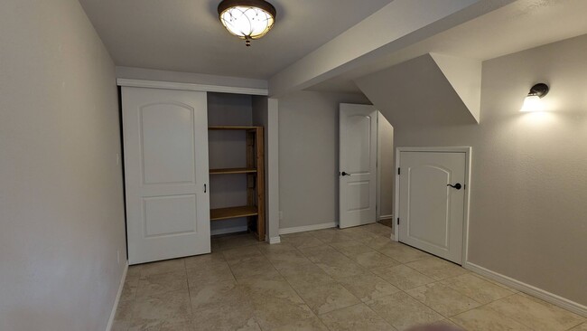 Building Photo - BEAUTIFUL 5 BED/3 BATH RANCHER WITH FINISH...