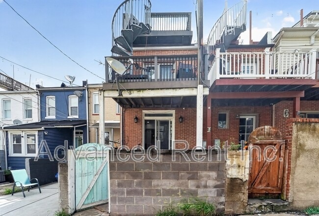 Building Photo - 528 S Curley St