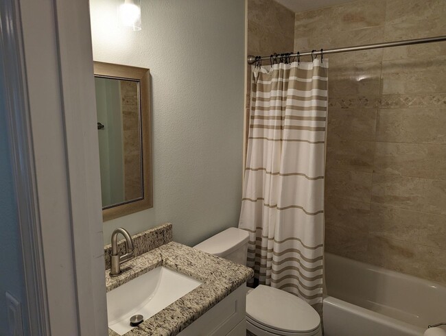 Building Photo - Beautiful Newer Home with 3 bedroom and 2 ...