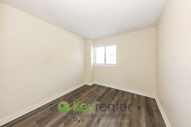 Building Photo - Exclusive Newport Terrace Condos - Trails to the Beach!