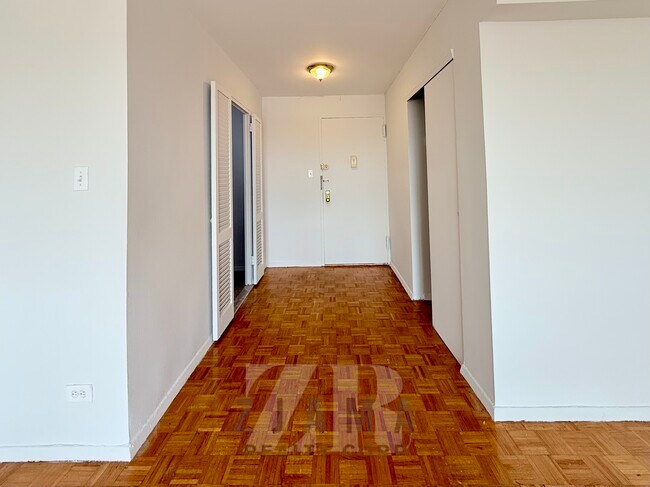 Interior Photo - 160 Parkside Ave