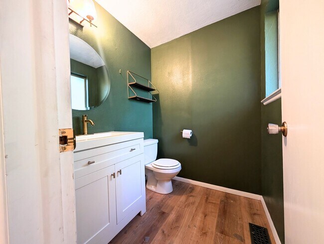 Building Photo - 3-Bedroom Home in great Location