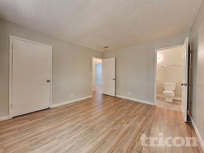 Building Photo - 402 E Pacific Ave