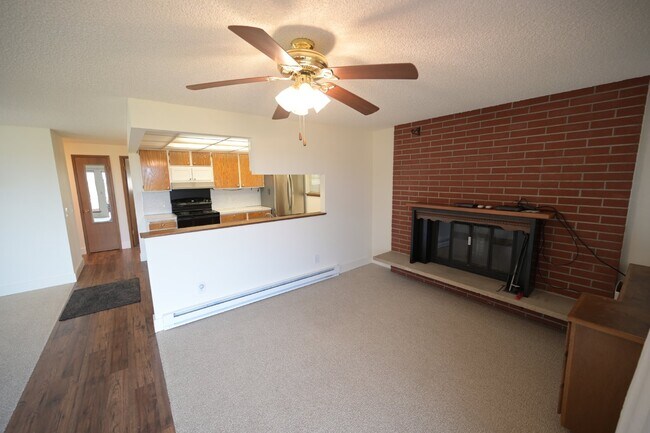 Building Photo - 2 bed 1 bath condo in 55+ community- ALL U...
